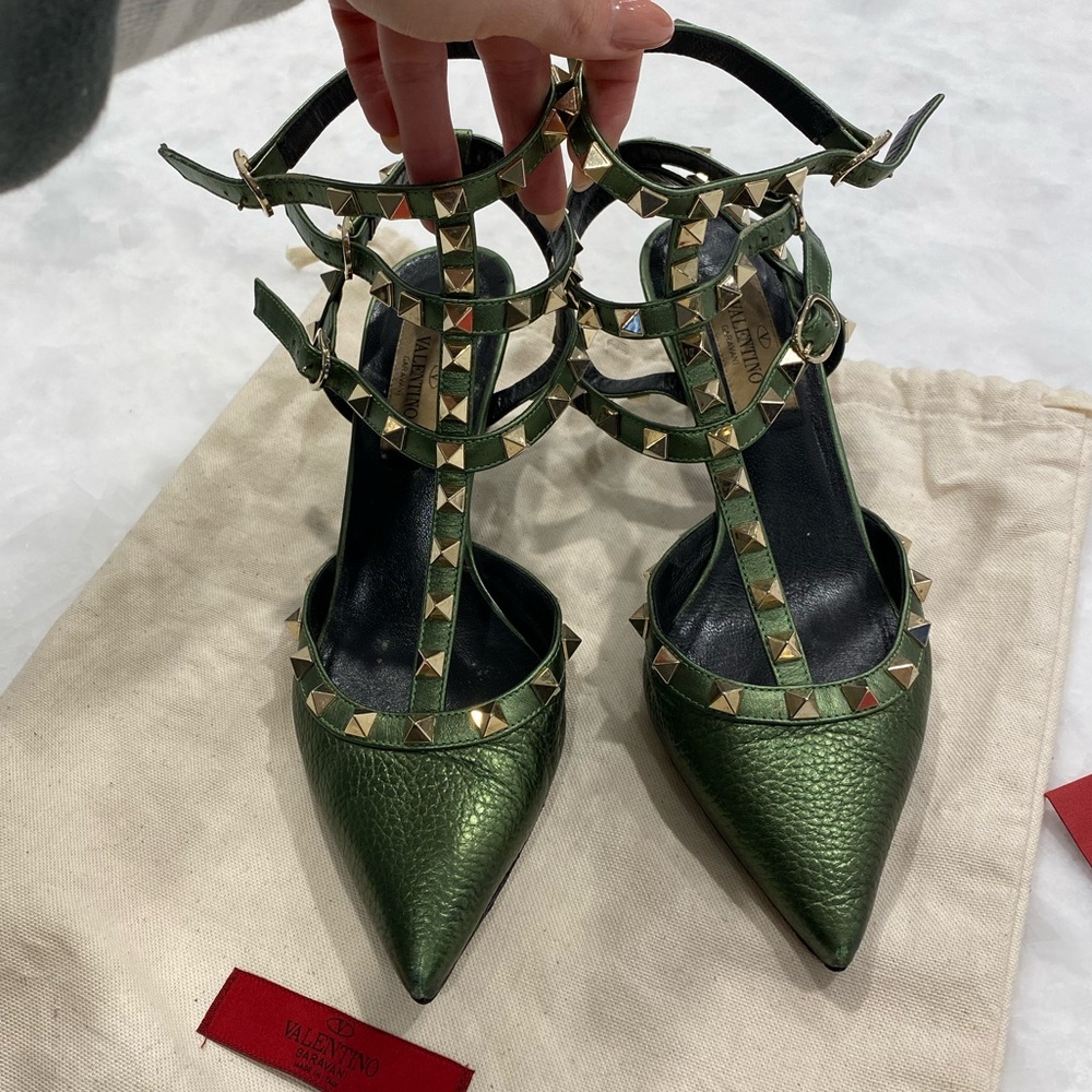 VALENTINO GARAVANI
Valentino Garavani Rockstud 65 patent-leather pumps
35.5